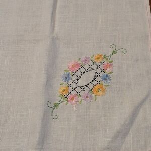 3 pc set vt embroidered white linen 29.5" X 31.5" tablecloth mat plus 2 doilys.